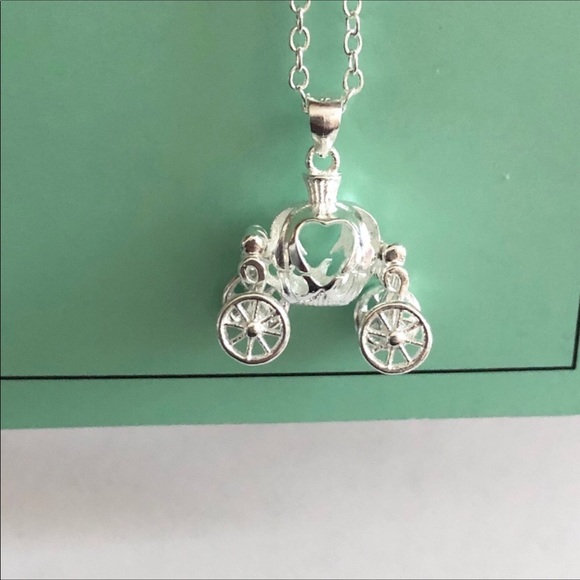 🌸BLOW OUT 🌸Cinderella’s carriage necklace - Picture 5 of 8